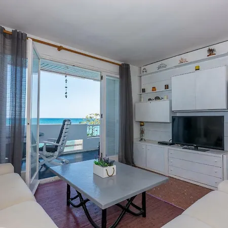 Апартаменты Homeholidaysrentals Douce *
